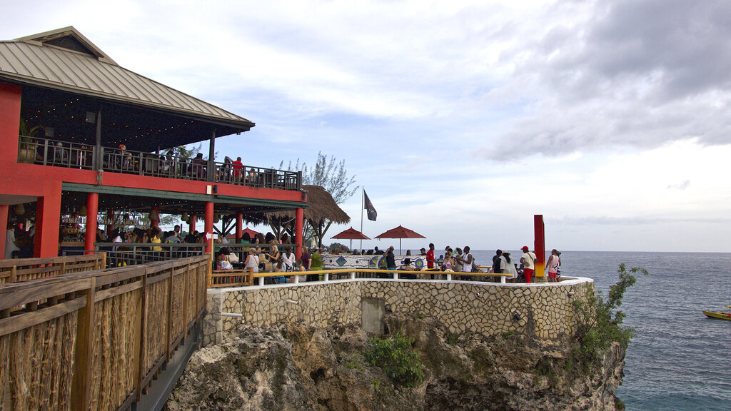 Bar mit vielen Leuten am Meer.
