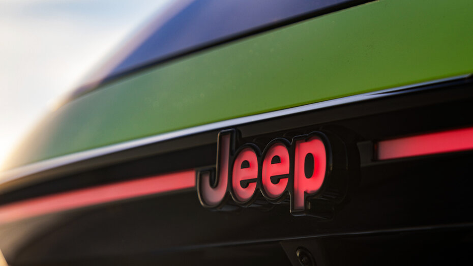 Rot beleuchtetes Jeep-Logo am Heck.