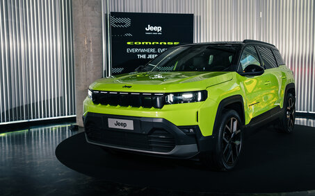 Ein limettengrünes Jeep-SUV bei seiner Präsentation