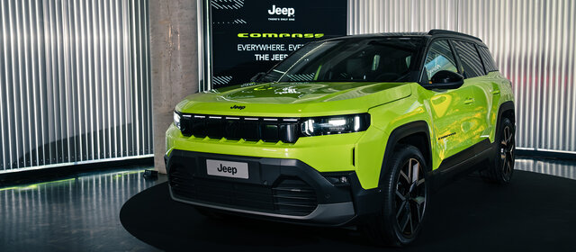 Ein limettengrünes Jeep-SUV bei seiner Präsentation