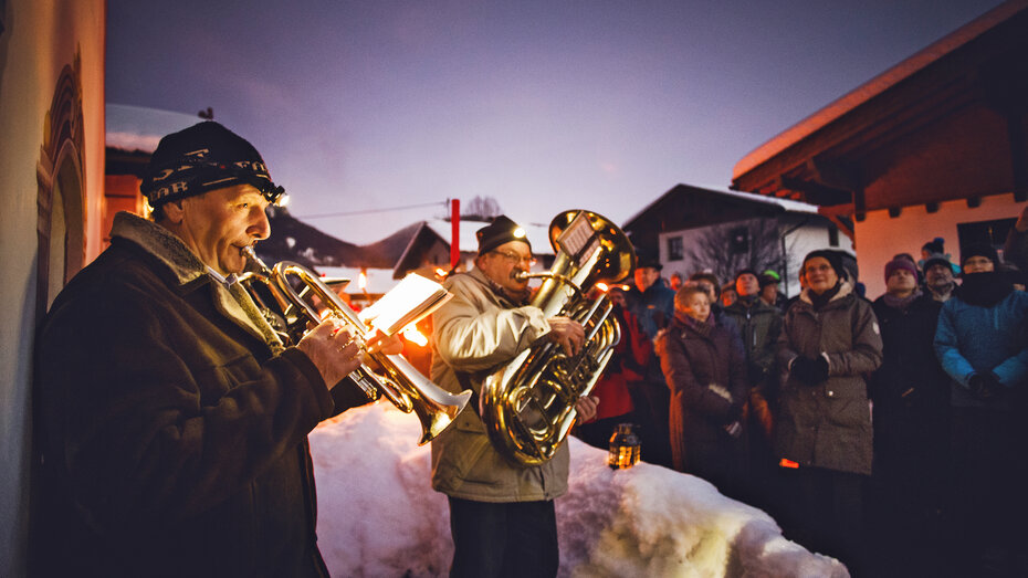 Kapellenadvent in Leutasch mit Musikgruppe.