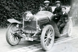 Ein Kindersitz auf dem Trittbrett des offenen Autos