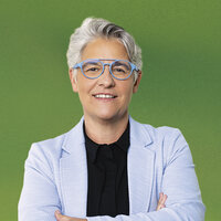 Eine Frau mit kurzen Haaren und Brille