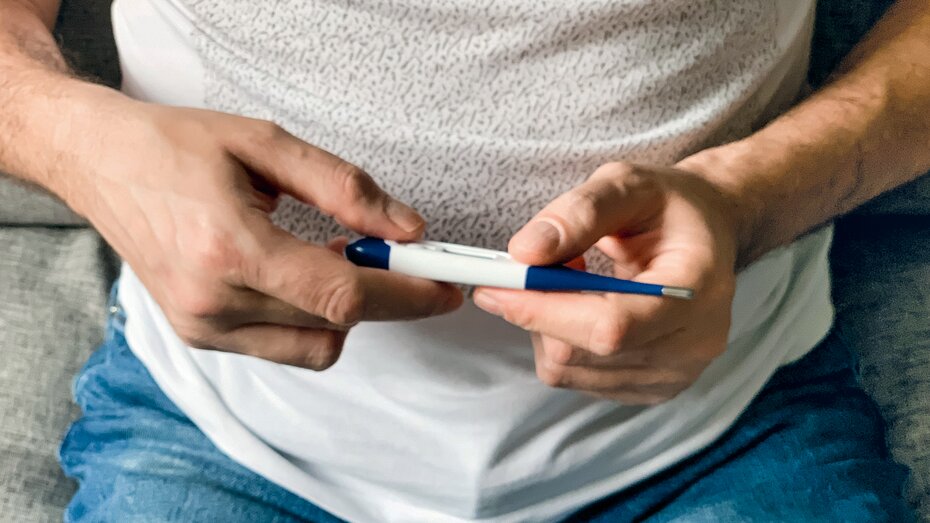 Krank Fieberthermometer shutterstock_2084193289.jpg