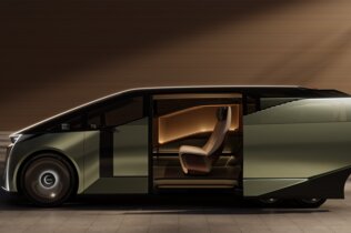 Ein Van mit drei Achsen und offener Tür