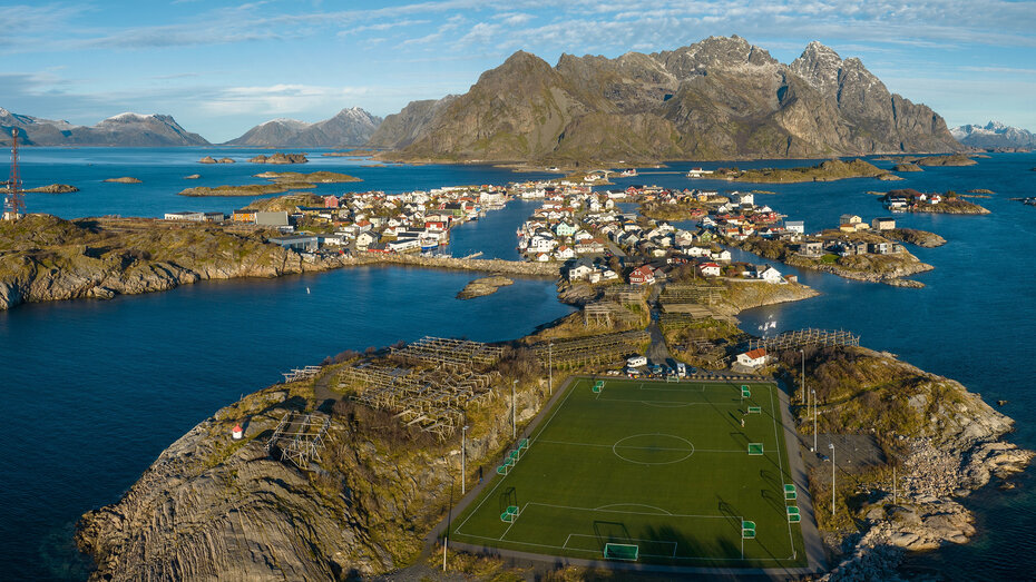 Blick von oben auf die Lofoten, Fussballfeld im Vordergrund