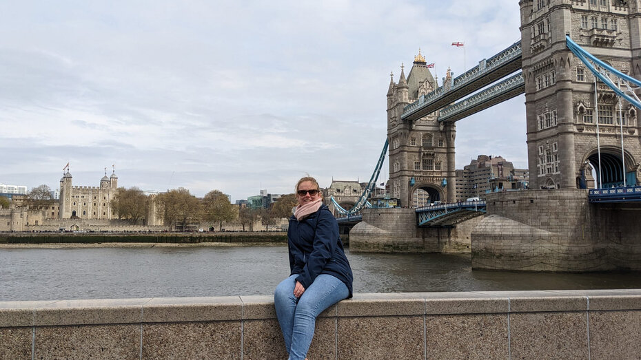 Katharina in London, im Hintergrund die Tower Bridge.