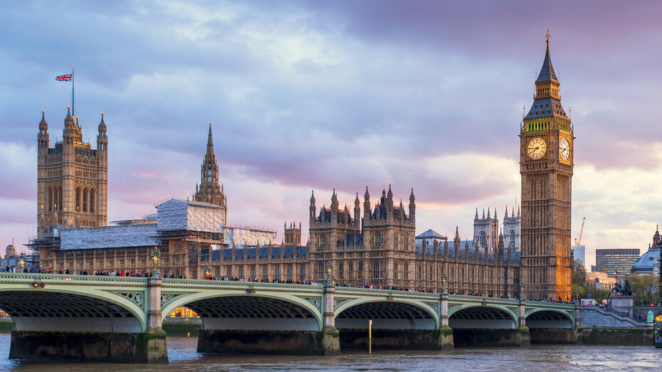 Am Ufer der Themse, direkt am Palace of Westminster, erhebt sich der 96,3 Meter hohe Elizabeth Tower mit der berühmtesten Glocke.
