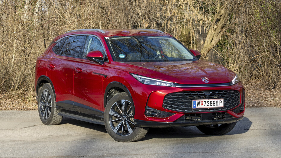 Rotes Testfahrzeug MG HS in Dreiviertel-Ansicht von schräg vorne.