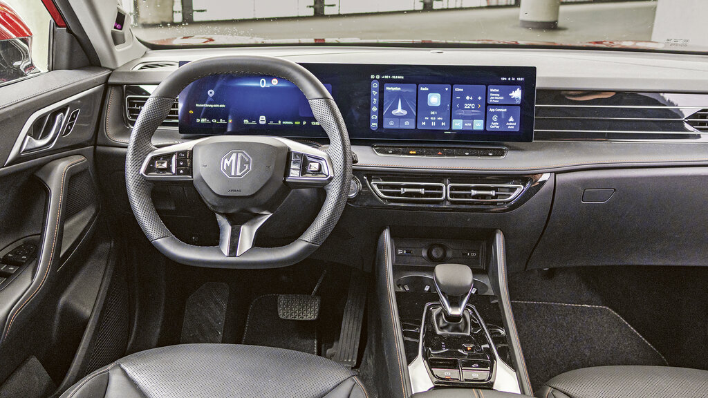 Das Cockpit eines MG HS.