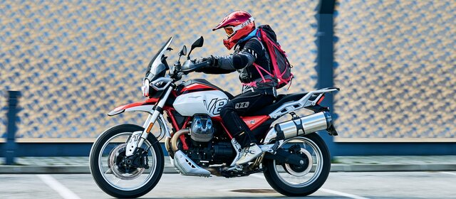 Moto Guzzi V85 TT fahrend seitlich fotografiert