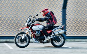 Moto Guzzi V85 TT fahrend seitlich fotografiert