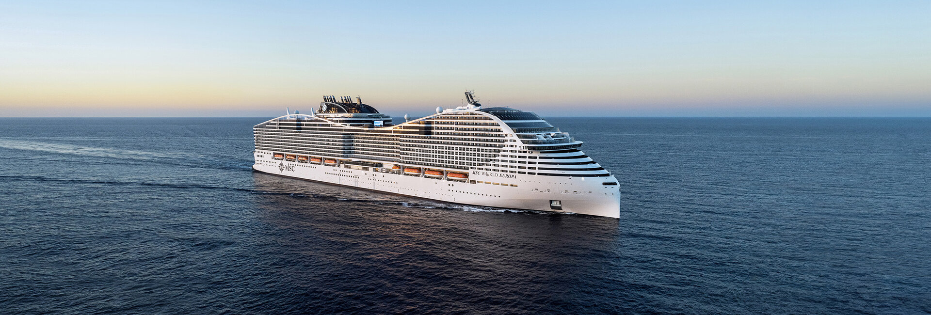 Das Kreuzfahrtschiff MSC World Europa fährt am Meer