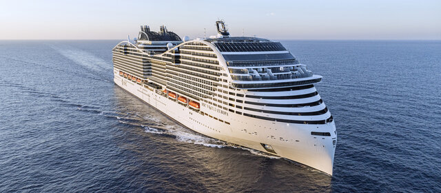 Das Kreuzfahrtschiff MSC World Europa fährt am Meer