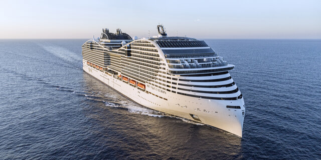 Das Kreuzfahrtschiff MSC World Europa fährt am Meer