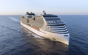 Das Kreuzfahrtschiff MSC World Europa fährt am Meer