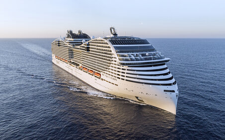 Das Kreuzfahrtschiff MSC World Europa fährt am Meer