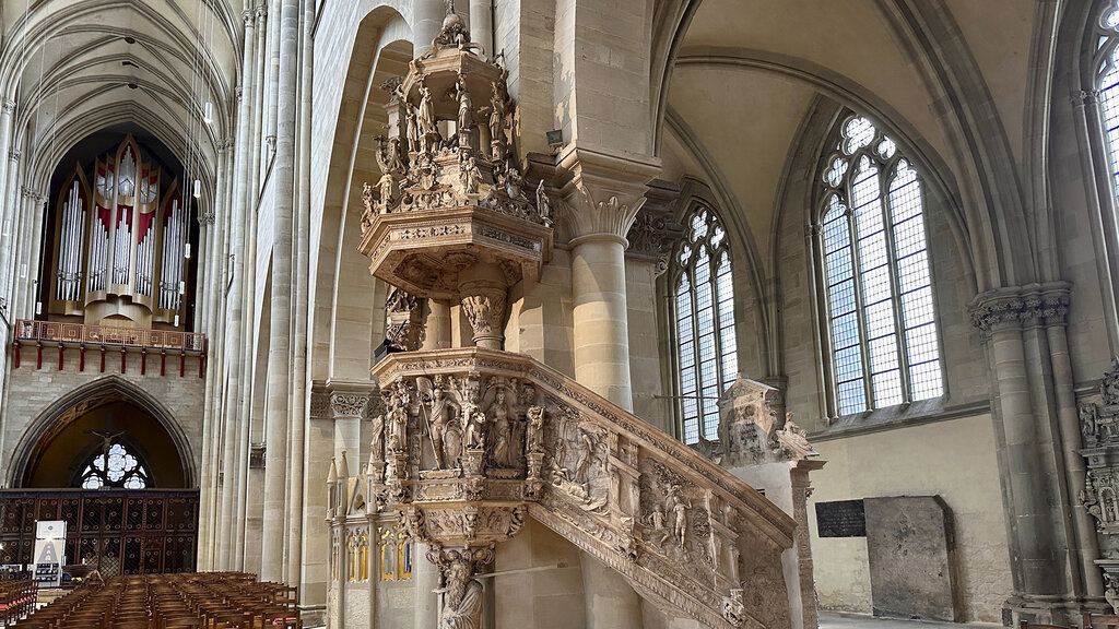 Eine gotische Kanzel.