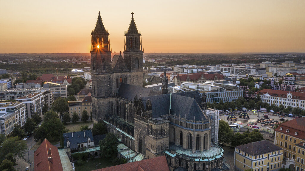  Luftaufnahme: Der Dom mit seinen zwei Türmen im Abendlicht.