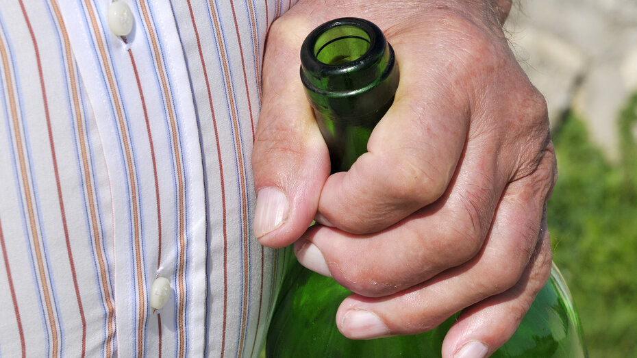 Mann mit Weinflasche WTG Mandl_CMS.JPG