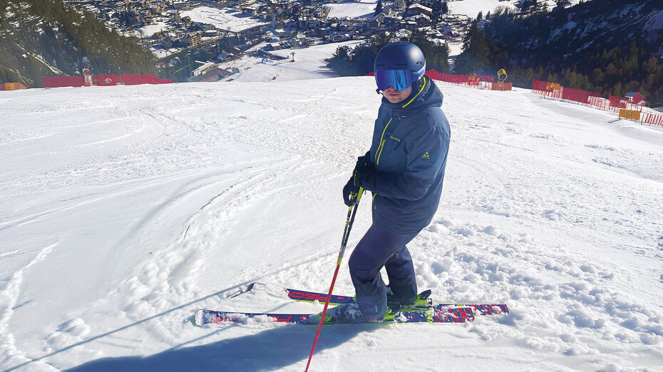 Martin L. auf der Piste. Er trägt einen blauen Skianzug,