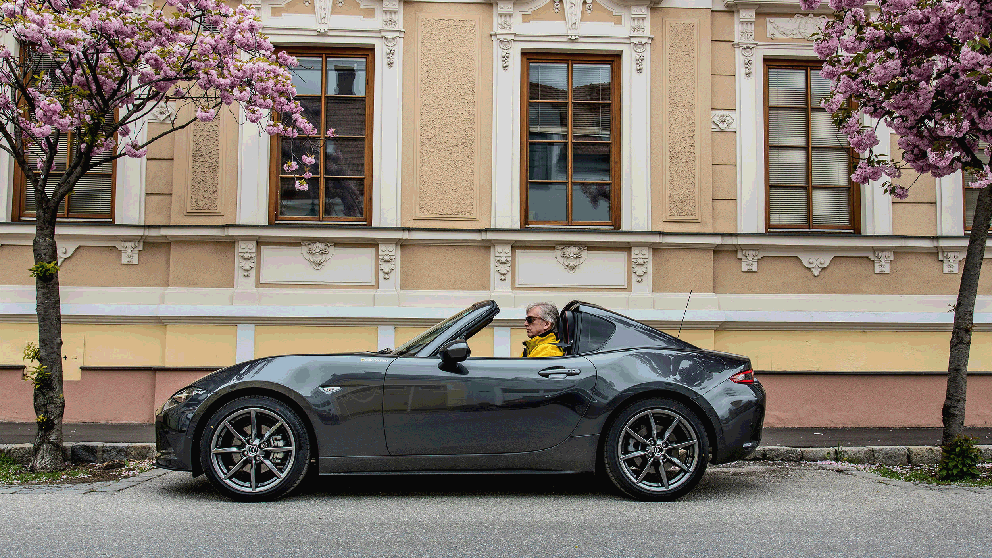 Mazda MX5 RF.gif