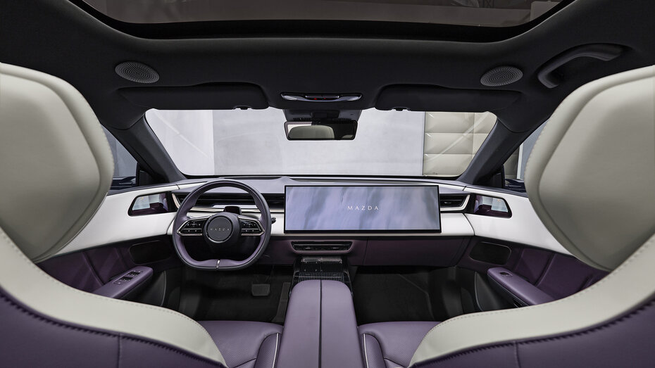 Neuer Mazda CX-6e-Innenraum mit großem Display