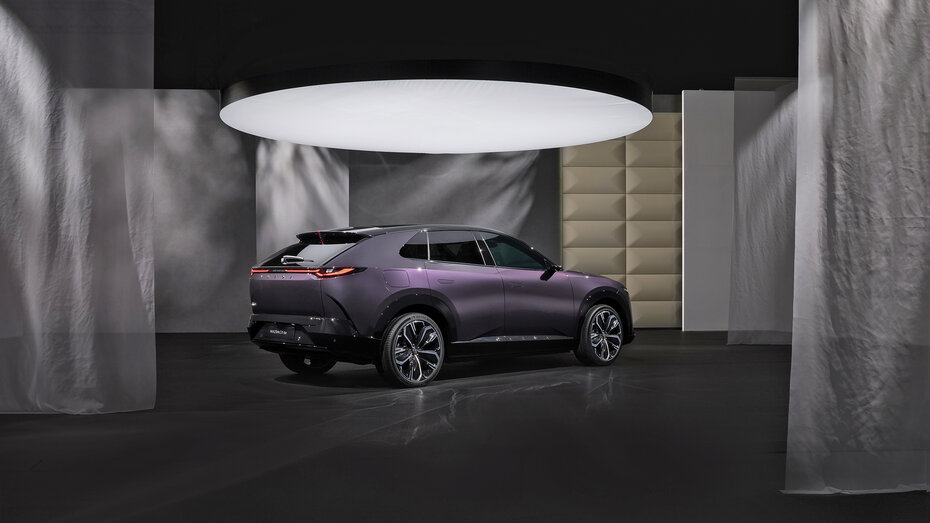 Neuer Mazda CX-6e im Studio von schräge hinten fotografiert