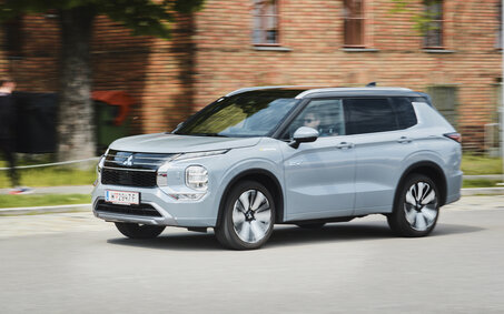 Graues SUV, Mitsubishi Outlander von vorne