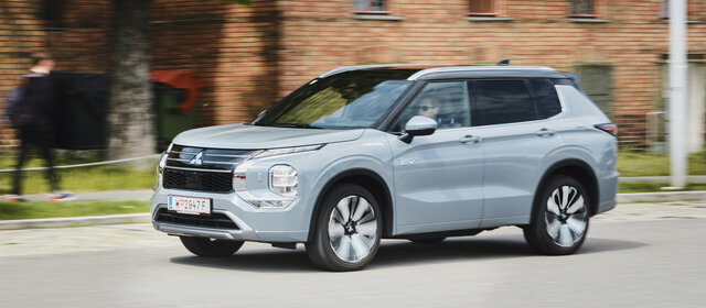 Graues SUV, Mitsubishi Outlander von vorne