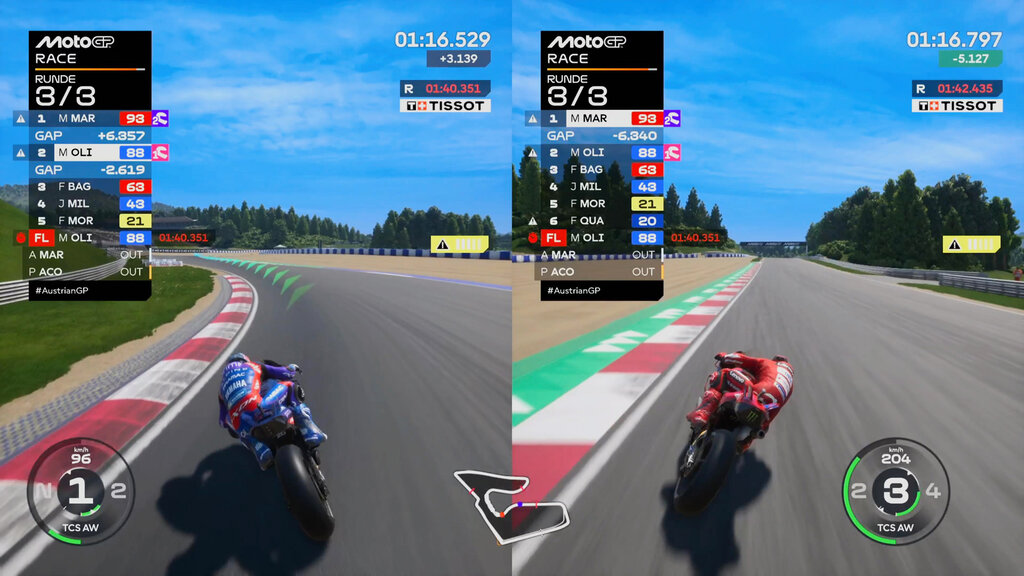 Screenshot aus dem Spiel "MotoGP 25". Der lokale Mehrspieler, es ist ein Splitscreen mit zwei Spielern zu sehen.