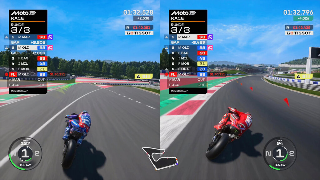 Screenshot aus dem Spiel "MotoGP 25". Der lokale Mehrspieler, es ist ein Splitscreen mit zwei Spielern zu sehen. Die Ideallinie ist leicht sichtbar.