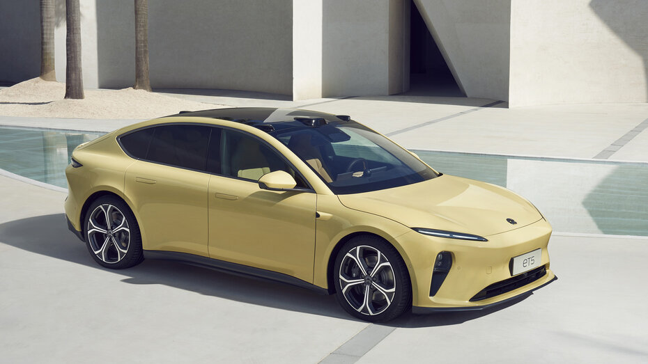 Die chinesische Mittelklasse-Limousine NIO ET5 in goldgelb schräg von der Seite.