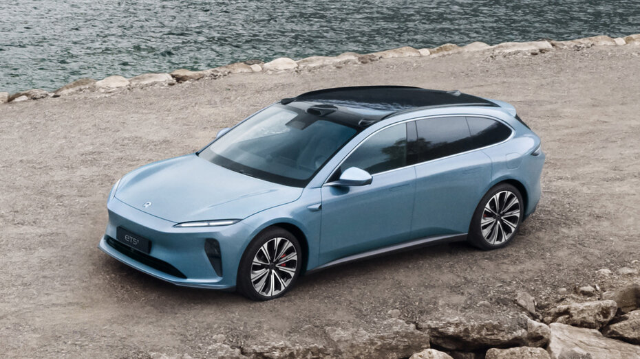 Der NIO ET5 Touring schräg von der Seite. Farbe: dunkelgrün