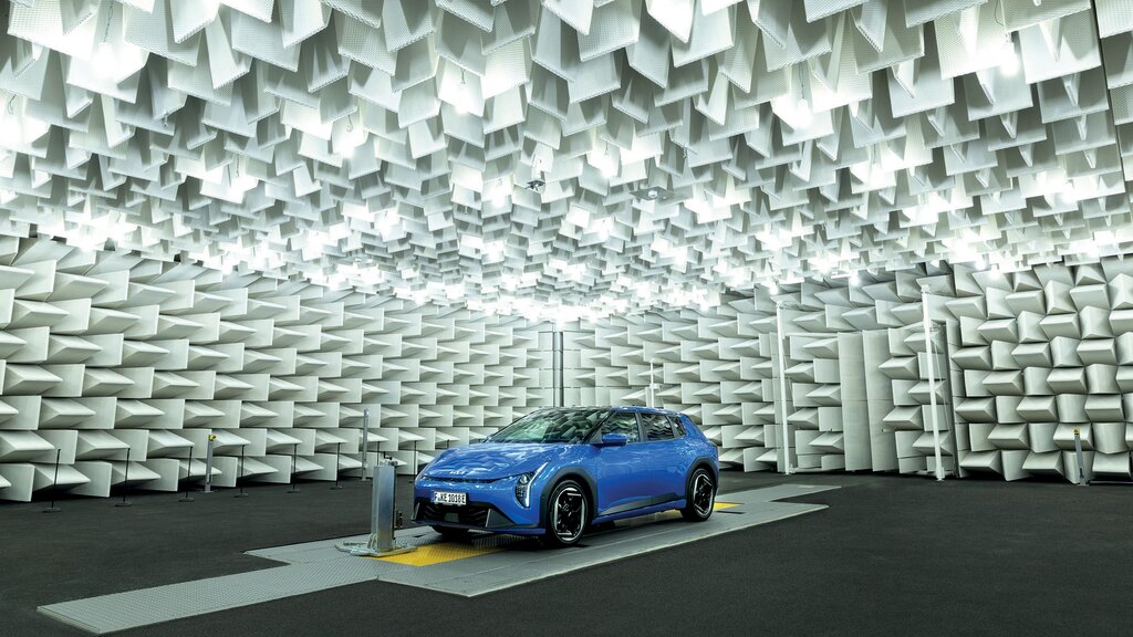 Ein blaues Auto steht in einer anechonischen Kammer