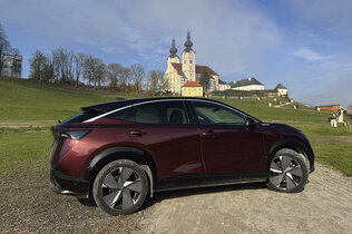 Nissan Ariya stehend