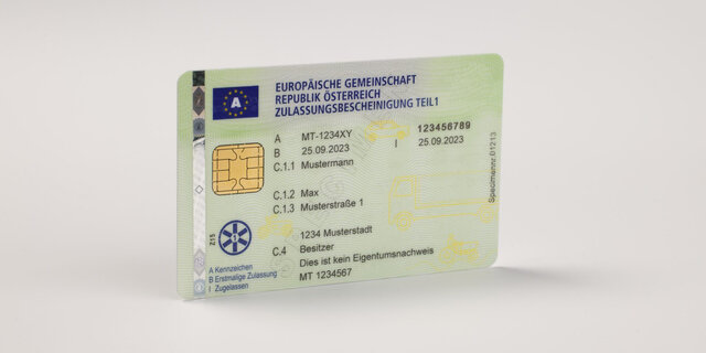 Eine österreichische Zulassungsbescheinigung im Scheckkartenformat