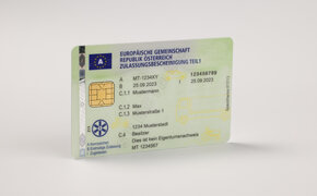 Eine österreichische Zulassungsbescheinigung im Scheckkartenformat