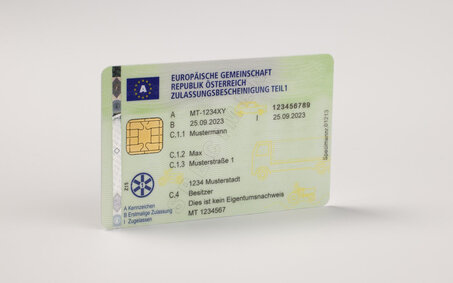 Eine österreichische Zulassungsbescheinigung im Scheckkartenformat