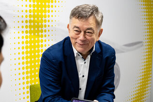 Brigadier Walter J. Unger lächelnd beim Gespräch in einem hellen Besprechungszimmer.