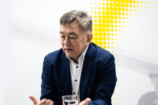 Brigadier Walter J. Unger gestikulierend beim Gespräch in einem hellen Besprechungszimmer.