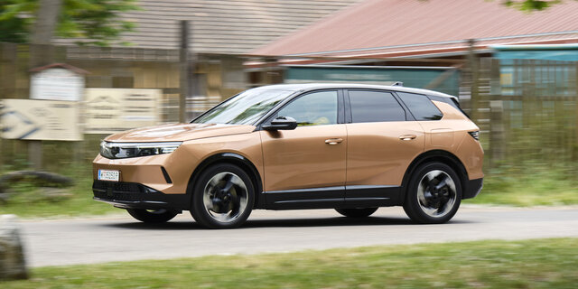Opel Grandland, großes SUV, fahrend
