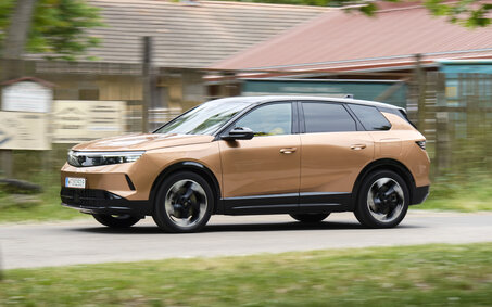 Opel Grandland, großes SUV, fahrend