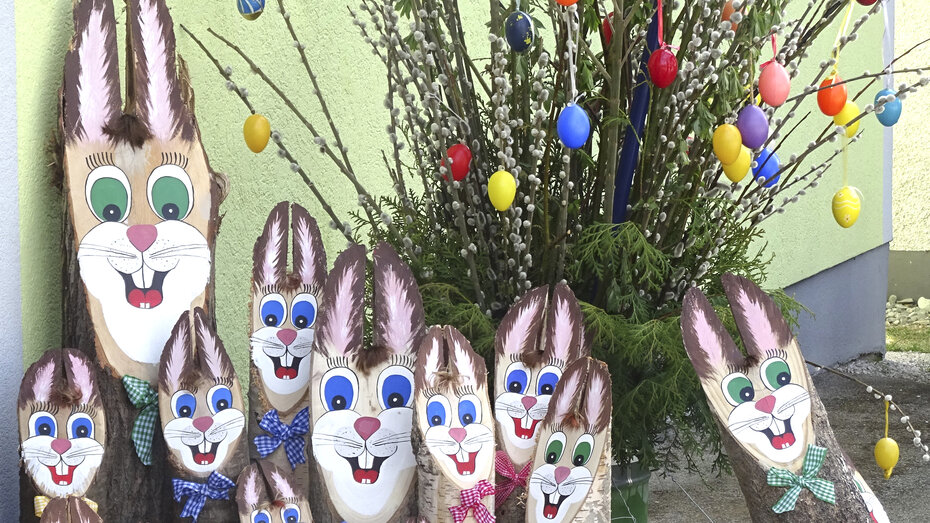 Osterhase aus Holzscheiten gebastelt und Osterbaum im Osterhasendorf Fischbach.