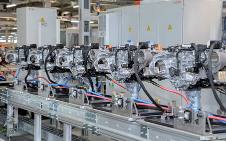 Mehrere Elektromotoren nebeneinander in einer Fabrik