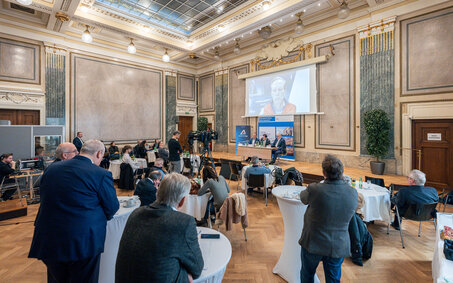 Eine Pressekonferenz in einem prunkvollen Saal