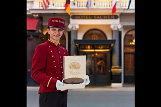 Page-mit-Original-Sacher-Torte-2012-Copyright-Hotel-Sacher-Wien.jpg