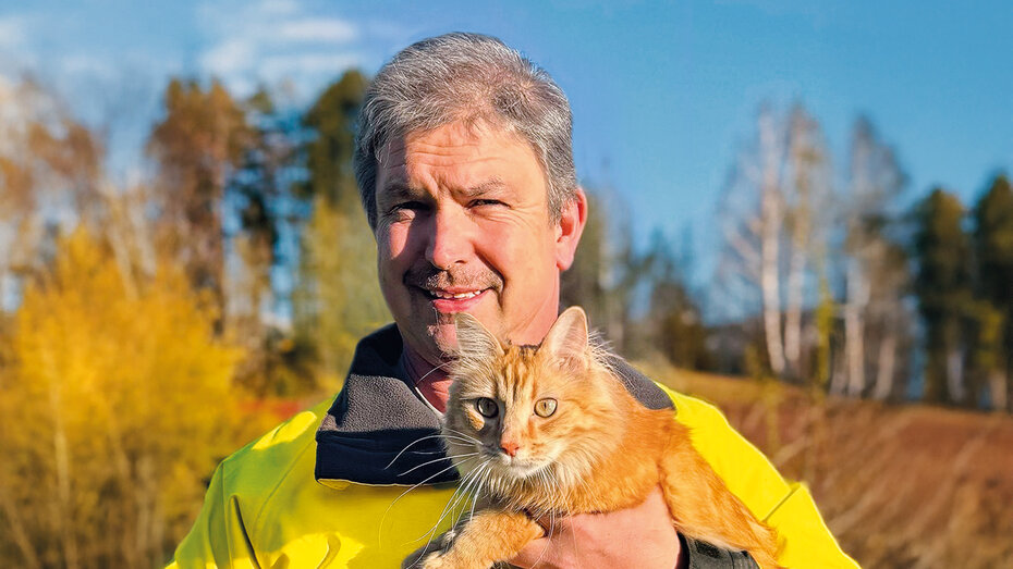 Pannenfahrer mit einer roten Katze im Arm.