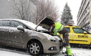 ÖAMTC Mitarbeiter gibt einem Fahrzeug Starthilfe