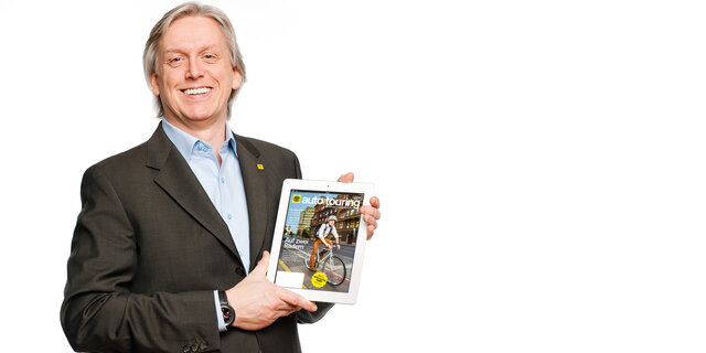 Peter_Pisecker_mit iPad_HH_CMS.jpg Heinz Henninger